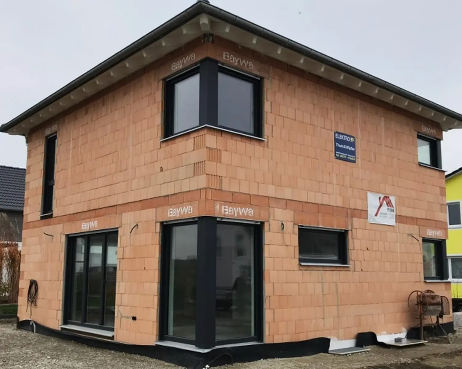 Czarny Montage Bau - Gebäude außen