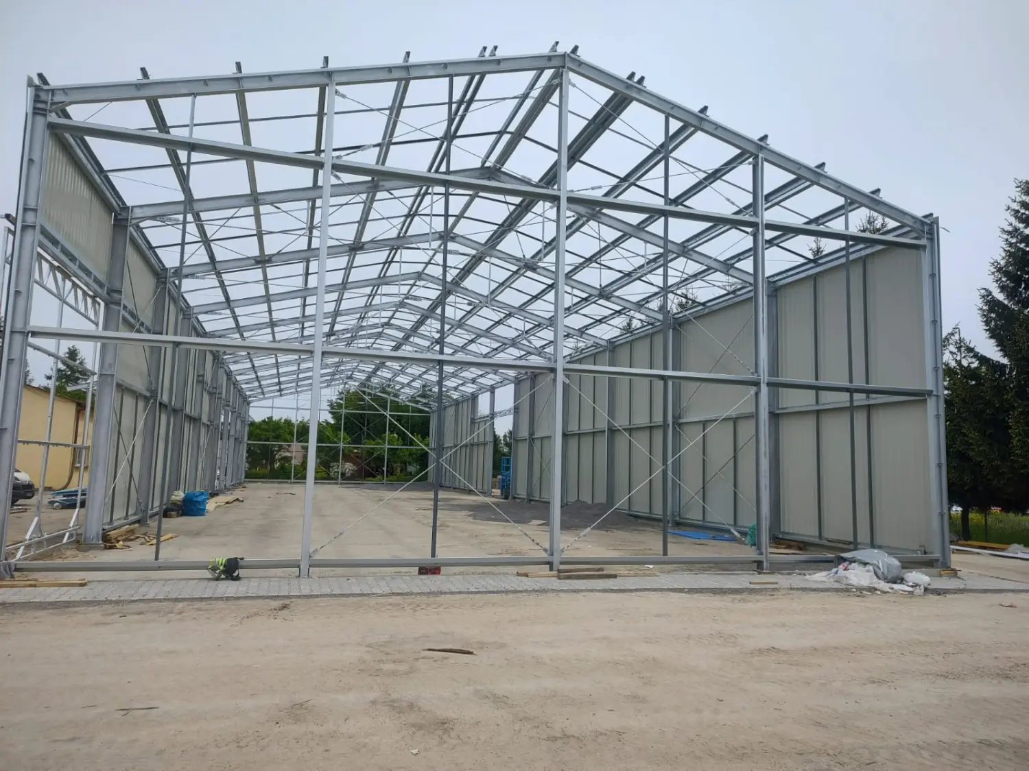 Czarny Montage Bau - Gebäude