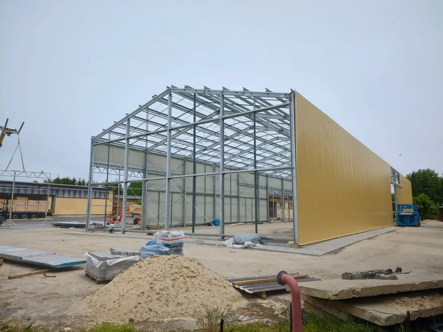 Czarny Montage Bau - Gebäude